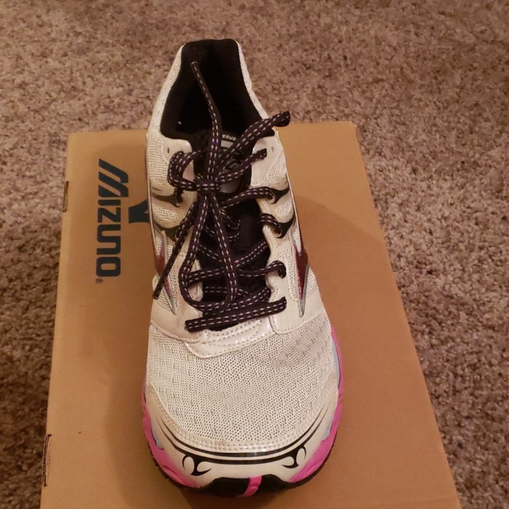 Slightly worn mizuno women's running shoe